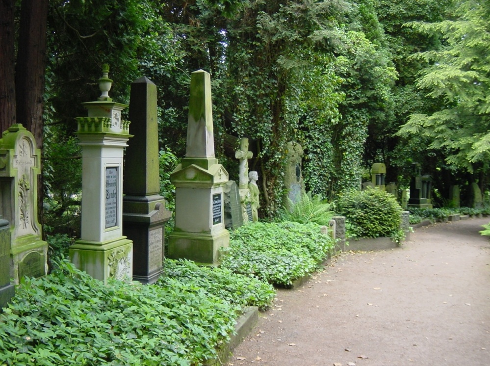 Ehrenfriedhof im Ehrental des Deutsch-Französischen Gartens Ehrenfriedhof im Ehrental des Deutsch-Französischen Gartens
