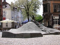 Sitzplastik von Lilo Netz-Paulik in der Kaltenbachstraße (1978/79) Sitzplastik von Lilo Netz-Paulik in der Kaltenbachstraße (1978/79)