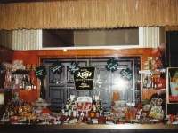 Die aufwendige Schaufenstergestaltung des Cafés Kiwitt in der Saarbrücker Bahnhofstraße in den 1950er Jahren (Quelle: Stadtarchiv, Slg. Schulthess) Die aufwendige Schaufenstergestaltung des Cafés Kiwitt in der Saarbrücker Bahnhofstraße in den 1950er Jahren (Quelle: Stadtarchiv, Slg. Schulthess)