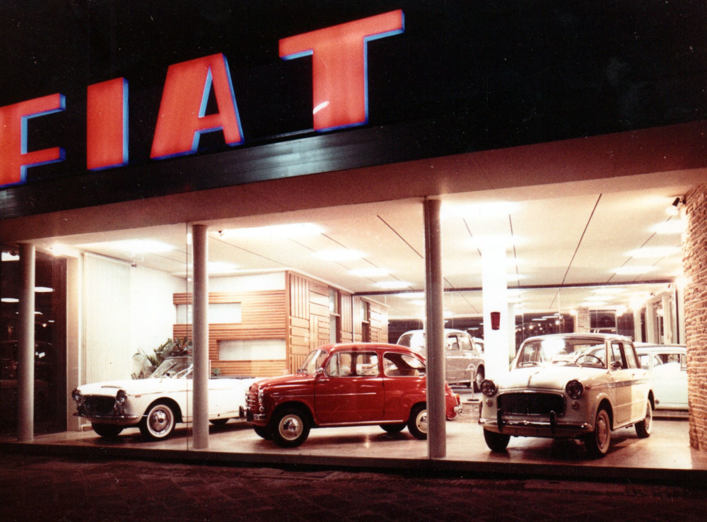 Blick in das Schaufenster des FIAT-Autohauses in der Saarbrücker Mainzer Straße in den 1960er Jahren (Foto. Stadtarchiv Saarbrücken, NlM) Image