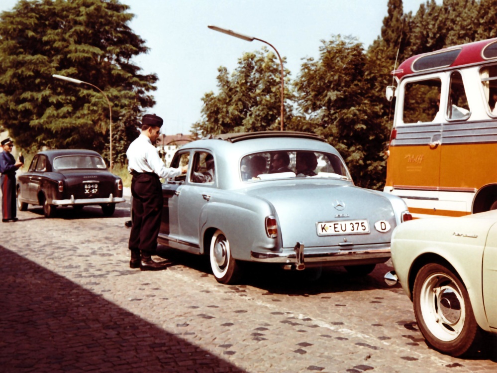 Das Saarland war in den 1950er Jahren von Deutschland abgetrennt und die Einfuhrzölle extrem hoch. Hier Mercedes-Automobile bei der Grenzkontrolle (Foto. Stadtarchiv Saarbrücken, NlM) Image