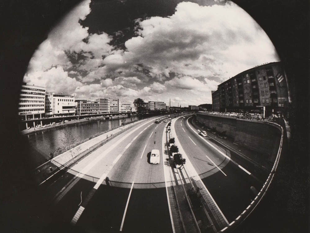 Die Saarbrücker Stadtautobahn vermittelte in den 1960/70er Jahren ein Flair von Großstadt und Metropole, einen Hauch von großer weiter Welt (Foto: Quelle: Stadtarchiv Saarbrücken, NlM) Image