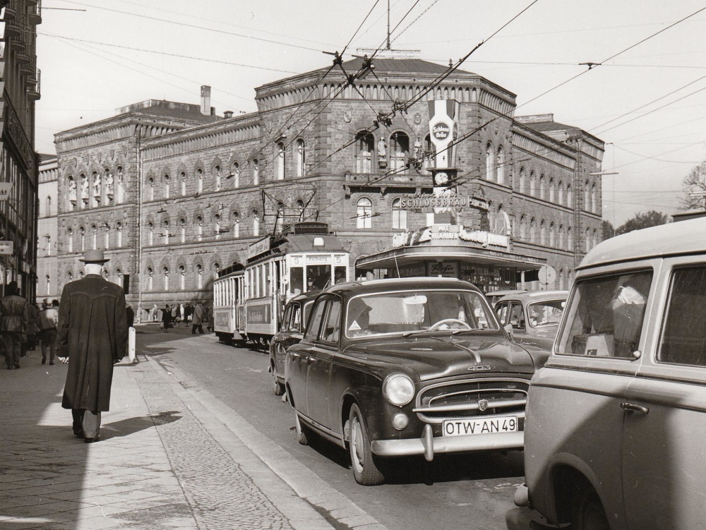 Verkehrsreiche Zeiten herrschen in den 1960er Jahren vor der Saarbrücker Bergwerksdirektion Ecke Reichsstraße/Trierer Straße (Foto: Stadtarchiv Saarbrücken, NlM) Image
