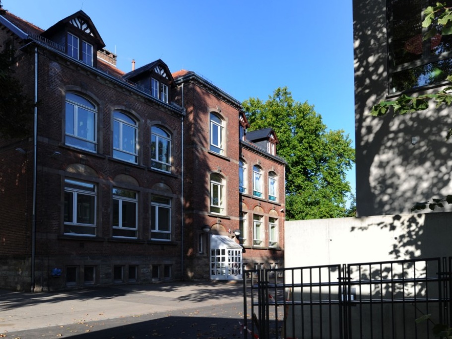 Schulhof der Grundschule St. Arnual Schulhof der Grundschule St. Arnual
