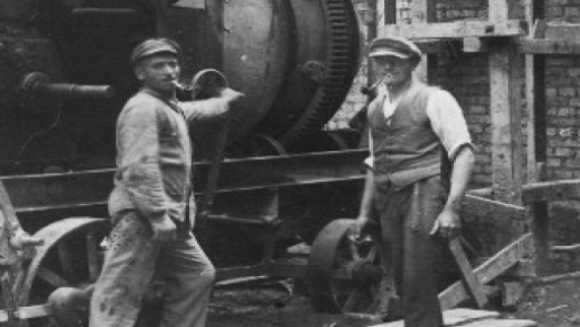 Historische Aufnahme: Arbeiter beim Hausbau im Sittersweg Historische Aufnahme: Arbeiter beim Hausbau im Sittersweg