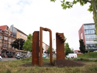 Metallskulptur im Verkehrskreisel Burbacher Stern, von Jugendlichen des städtischen Zentrums für Bildung und Beruf gGmbH (ZBB) unter der Leitung des Künstlers Wolfgang Raber entwickelt: Das dreiteilige Stahlkunstwerk verkörpert ein Tor und eine mehrstufige Treppe. Das Tor soll ausdrücken, dass die Türen und Tore für zukünftige Entwicklungen offen stehen. Metallskulptur im Verkehrskreisel Burbacher Stern, von Jugendlichen des städtischen Zentrums für Bildung und Beruf gGmbH (ZBB) unter der Leitung des Künstlers Wolfgang Raber entwickelt: Das dreiteilige Stahlkunstwerk verkörpert ein Tor und eine mehrstufige Treppe. Das Tor soll ausdrücken, dass die Türen und Tore für zukünftige Entwicklungen offenstehen - Man aber hindurchschreiten muss, was mit Anstrengungen verbunden ist. Die werden durch die angedeuteten Treppenstufen symbolisiert.
