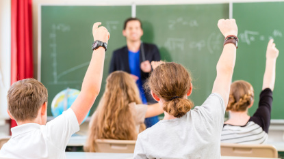 Schüler mit Lehrer im Klassenraum (Foto: Kzenon/Fotolia) Schüler mit Lehrer im Klassenraum