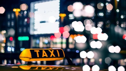 Taxi am Saarbrücker Hauptbahnhof (Foto: Steven Gläser) Taxi am Saarbrücker Hauptbahnhof (Foto: Steven Gläser)