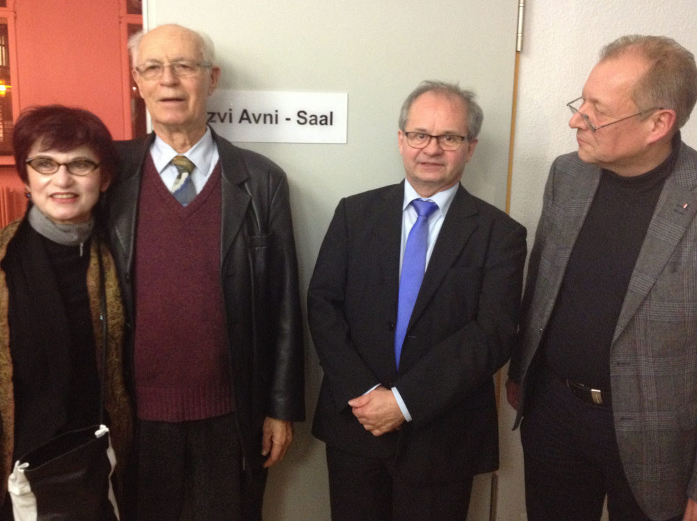 Tzvi Avni und seine Frau gemeinsam mit Kulturdezernent Thomas Brück und Thomas Kitzig, Leiter der Musikschule, am 12. Januar 2016 bei einem Konzert der Musikschule Tzvi Avni und seine Frau gemeinsam mit Kulturdezernent Thomas Brück und Thomas Kitzig, Leiter der Musikschule, am 12. Januar 2016 bei einem Konzert der Musikschule
