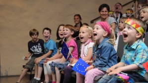 Kinder lauschen einer Lesung. Foto: Europäische Kinder- und Jugendbuchmesse Kinder lauschen einer Lesung. Foto: Europäische Kinder- und Jugendbuchmesse