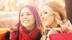 Frauen beim Shoppen (Foto: Maskim Šmeljof/Fotolia) Frauen beim Shoppen (Foto: Maskim Šmeljof/Fotolia)