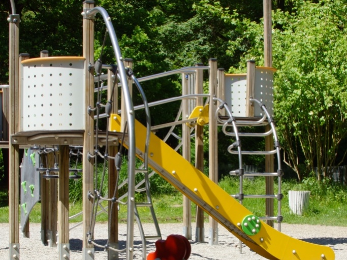 Spielplatz im Deutsch-Französischen Garten Spielplatz im Deutsch-Französischen Garten