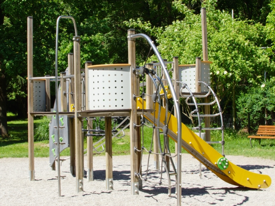Spielplatz im Deutsch-Französischen Garten Spielplatz im Deutsch-Französischen Garten