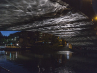 Seit 2017 zeigt die Lichtinstallation "Flusslicht" an der Unterseite der Bismarckbrücke Lichtreflexionen des Wassers und so immer neue Lichtbilder. Sie ist jeden Abend mit Beginn der Abenddämmerung zu sehen. (Probeaufbau Flusslicht von Martin Fell) Seit November 2017 zeigt die Lichtinstallation "Flusslicht" an der Unterseite der Bismarckbrücke Lichtreflexionen des Wassers und so immer neue Lichtbilder. Sie ist jeden Abend mit Beginn der Abenddämmerung zu sehen. (Probeaufbau Flusslicht von Martin Fell , Foto: Thilo Seidel Mai 2017)