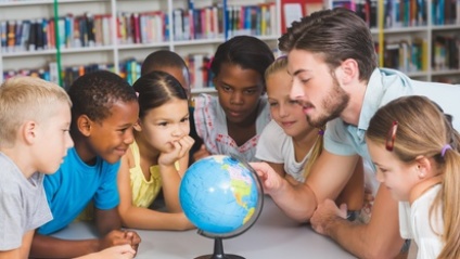 Schülergruppe (Foto: WavebreakmediaMicro/Fotolia) Schüler erkunden mit ihrem Lehrer die Weltkugel