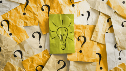 (Foto: stockpics/Fotolia) Fagezeichen und Ideenbirne (Foto: stockpics/Fotolia)