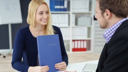 (Foto: contrastwerkstatt Fotolia) Frau mit Bewerbungsmappe im Bewerbungsgespräch