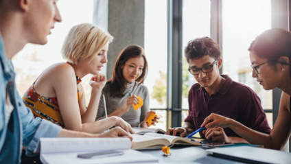 eine Gruppe Jugendlicher arbeitet an einer Aufgabe (Foto: Jacob Lund Fotolia) eine Gruppe Jugendlicher arbeitet an einer Aufgabe (Foto: Jacob Lund Fotolia)