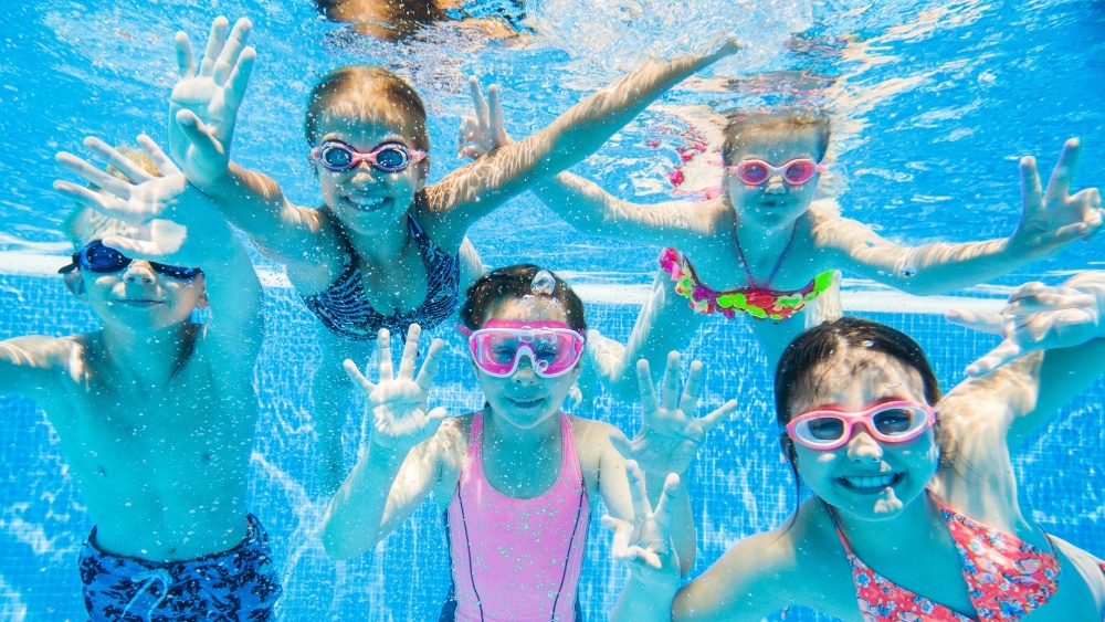 Die Saarbrücker Hallenbäder und das Calypso - Sport, Bewegung, toben oder einfach nur relaxen: In den Saarbrücker Bädern haben Sie zahlreiche Möglichkeiten. Kinder unter Wasser (Foto: YanLev/shutterstock)