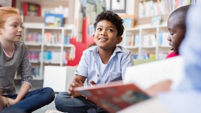 Kinder lesen gemeinsam ein Buch (Foto: Rido/shutterstock) Kinder lesen gemeinsam ein Buch (Foto: Rido/shutterstock)