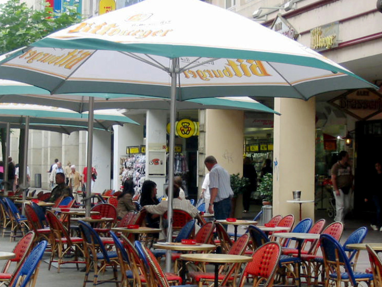 Mobiliar und Schirme vor Einführung der Leitlinien Mobiliar und Schirme vor Einführung der Leitlinien