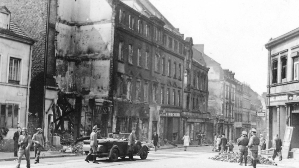 Zerstörungen nach der Bombardierung 1942 Stadtarchiv: Burbacher Gold / Burbacher Promenaden: Zerstörungen nach der Bombadierung 1942 (StA SB AF-AM 8, Wilhelmstraße)