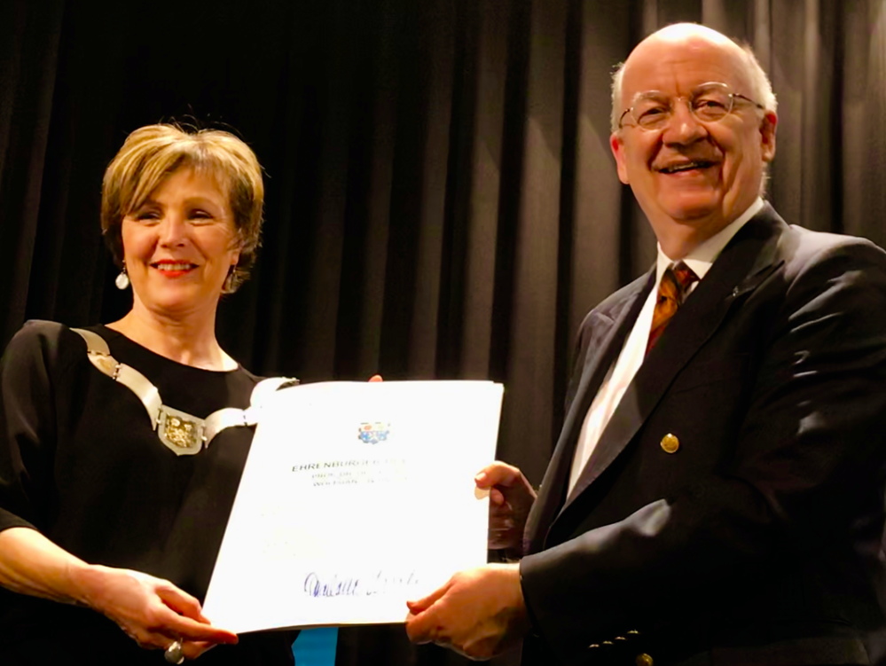 Die damalige Oberbürgermeisterin Charlotte Britz verlieh 2019 Prof. Wolfgang Wahlster die Ehrenbürgerschaft. Die damalige Oberbürgermeisterin Charlotte Britz verleiht Prof. Wolfgang Wahlster die Ehrenbürgerschaft.