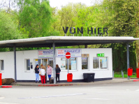 Seit 2019 steht die zweiteilige Skulptur „VON HIER/NACH DORT“ von Ralf Werner an zwei Standorten auf dem Areal des Fernbusbahnhofs Saarbrücken. Kunst im öffentlichen Raum: Seit Anfang 2019 steht die zweiteilige Skulptur „VON HIER/NACH DORT“ von Ralf Werner an zwei Standorten auf dem Areal des Fernbusbahnhofs Saarbrücken.