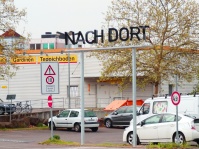 Seit 2019 steht die zweiteilige Skulptur „VON HIER/NACH DORT“ von Ralf Werner an zwei Standorten auf dem Areal des Fernbusbahnhofs Saarbrücken. Kunst im öffentlichen Raum: Seit Anfang 2019 steht die zweiteilige Skulptur „VON HIER/NACH DORT“ von Ralf Werner an zwei Standorten auf dem Areal des Fernbusbahnhofs Saarbrücken.