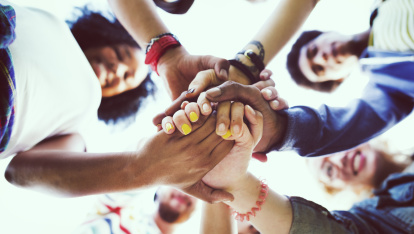 Jugendliche (Foto: Shutterstock/Rawpixel)