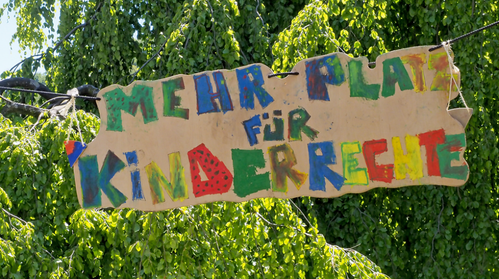 Banner an der Straße der Kinderrechte (Foto: LHS/Stefan Himmer) Banner an der Straße der Kinderrechte