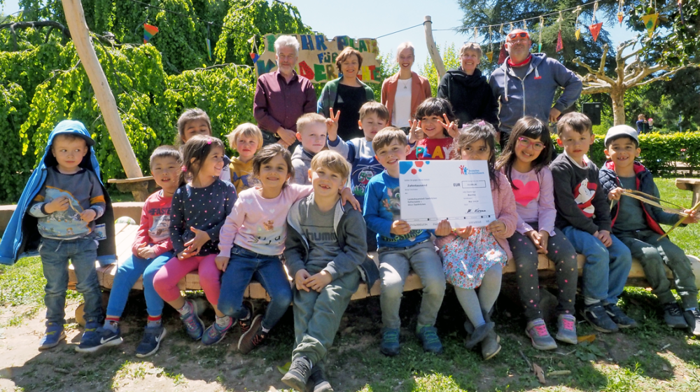 Scheckübergabe an der Straße der Kinderrechte (Foto: LHS/Stefan Himmer) Scheckübergabe an der Straße der Kinderrechte