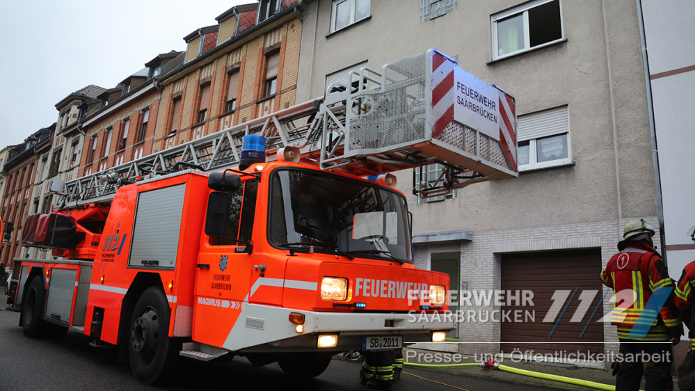 Die Drehleiter stellt ein wichtige Komponente in der Menschenrettung dar Brandeinsatz Jenneweg Malstatt-Burbach