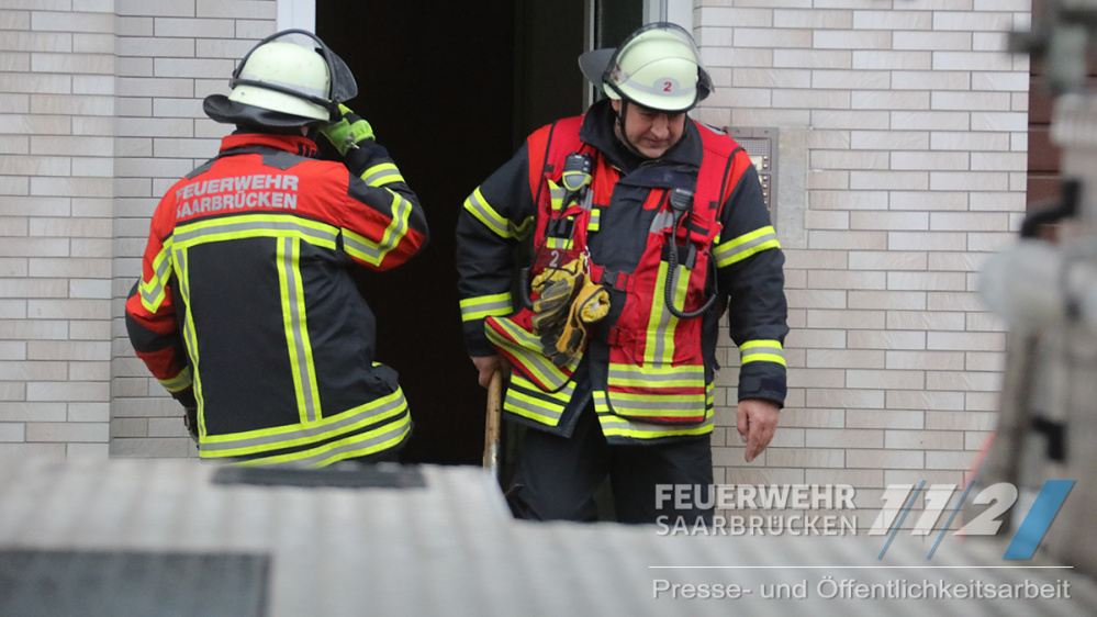 Einsatz beendet - die Einsatzkräfte bauen zurück. Brandeinsatz Jenneweg Malstatt-Burbach