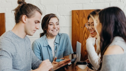 Studierende Studierende diskutieren