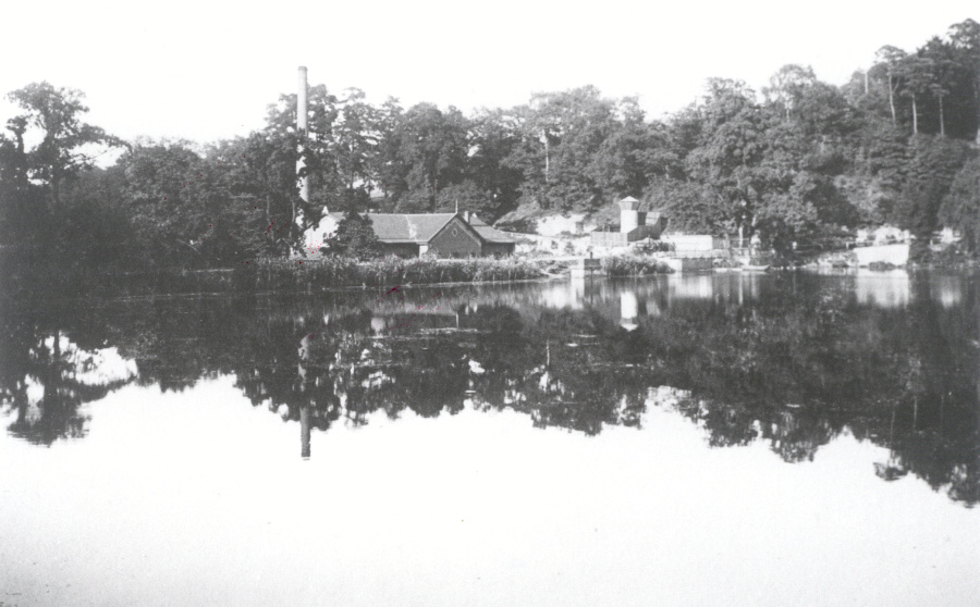 Pumpstation und Sensenwer - Aufgrund seines Wasserreichtums und der guten Wasserqualität diente das Deutschmühlental als Trinkwasserreservoir für die Stadt Saarbrücken, die dort eine entsprechende Pumpstation einrichtete. (Foto: Stadtarchiv, AF 4298) Pumpstation und Sensenwerk am Deutschmühlenweiher