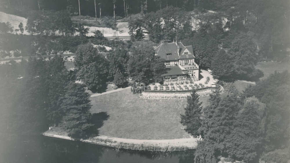 Forsthaus und Gaststätte - 1904 erfolgte der Bau eines Forsthauses mit einer Gaststätte, die sich zu einem der beliebtesten Ausflugslokale Saarbrückens entwickelte. (Foto: Stadtarchiv, GÖ G 3436) Forsthaus und Gaststätte