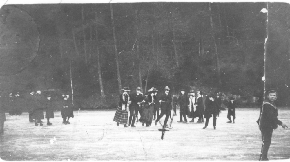 Eislaufen auf dem Deutschmühlenweiher - Im Winter dienten die zugefrorenen Eisflächen des Deutschmühlenweihers zum Schlittschuhlaufen. Auf Initiative Bürgermeister Feldmanns fanden dort große Eisfeste statt, zu denen die Straßenbahn eigens Sonderzüge eins (Foto: Stadtarchiv, AF 4415) Eislaufen auf dem Deutschmühlenweiher