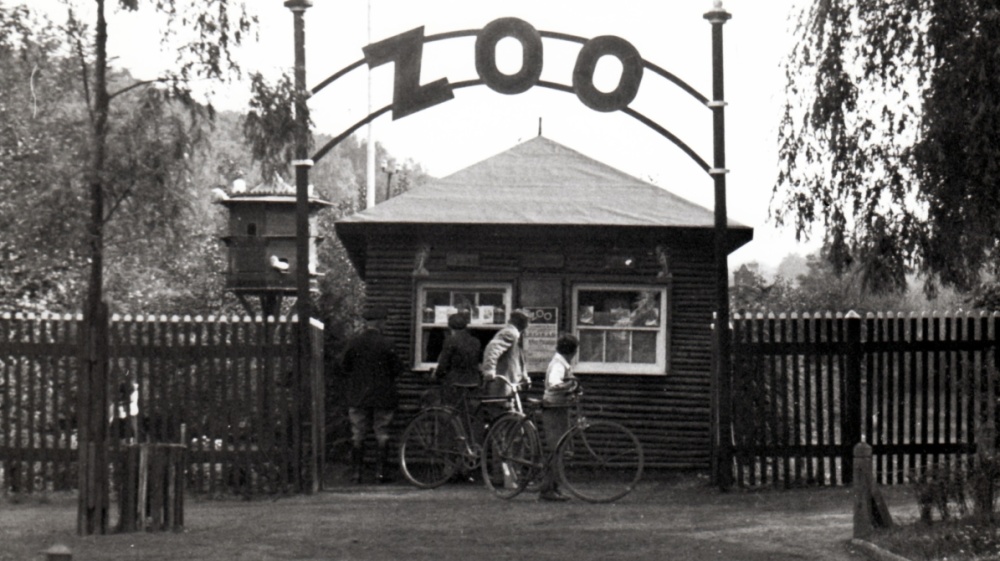 Der Zoo im Deutschmühlental - An Ostern 1932 eröffnete Gustav Moog am Deutschmühlenweiher seinen kleinen privaten Zoo, auf dem Gelände der späteren Gulliver Welt. Mit dem Zoo besaß Saarbrücken eine wirkliche Sensation (Quelle: Stadtarchiv, Nl Schleiden 8/190, Foto: Fritz Mittelstaedt) Der Zoo im Deutschmühlental