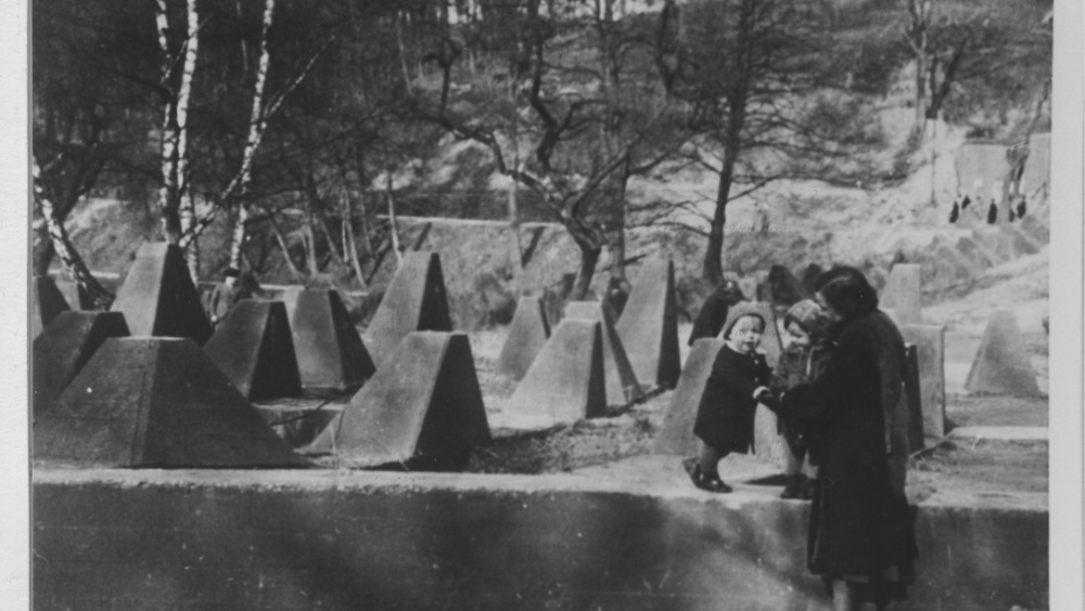 Die Höckerlinie im Deutschmühlental - Im Zuge der Kriegsvorbereitungen der NS-Regierung wurde das Gelände des Deutschmühlentals in die Planungen für den deutschen Westwall einbezogen und zahlreiche Bunker sowie die als Panzersperre gedachte Höckerlinie (Bild: Landesarchiv SB, B 557) Die Höckerlinie im Deutschmühlental