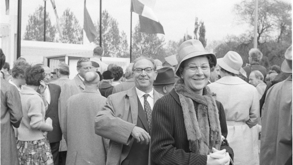 Strahlende Besucher bei der Eröffnung der Deutsch-Französischen Gartenschau am 23. April 1960 Strahlende Besucher bei der Eröffnung der Deutsch-Französischen Gartenschau am 23. April 1960