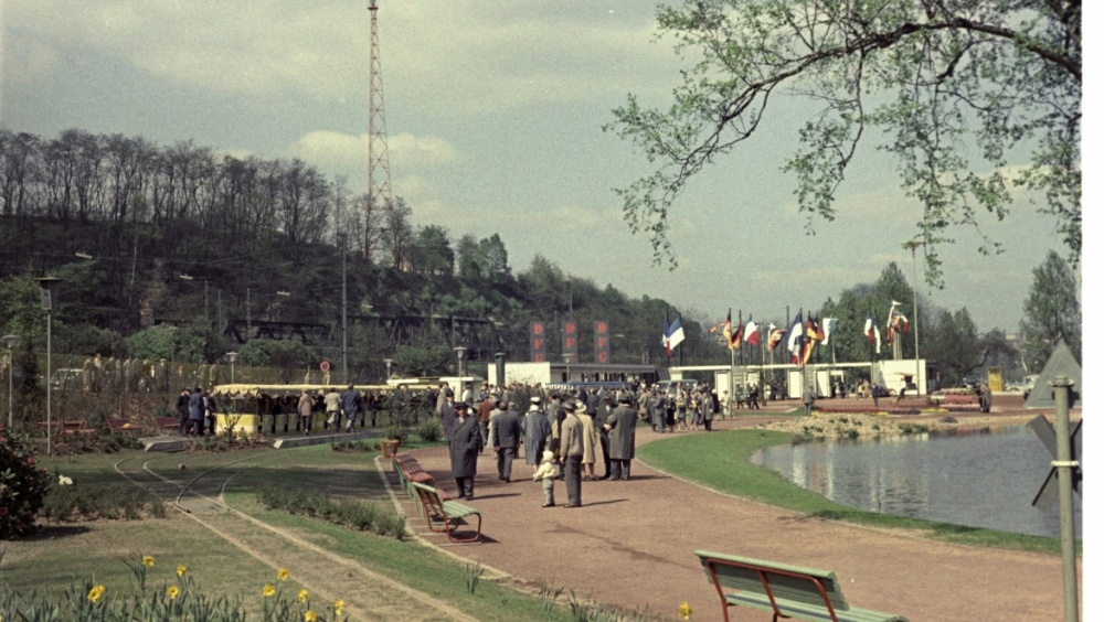 Blick vom Garten des Silberahorns auf den Nordeingang - Links im Hintergrund steht der sogenannte „Siemensturm“. Man blickt auf die im typischen Stil der 1950/1960er Jahre gestalteten Empfangspavillons der Saarbrücker Architekten Albert Dietz und Bernhar Blick vom Garten des Silberahorns auf den Nordeingang