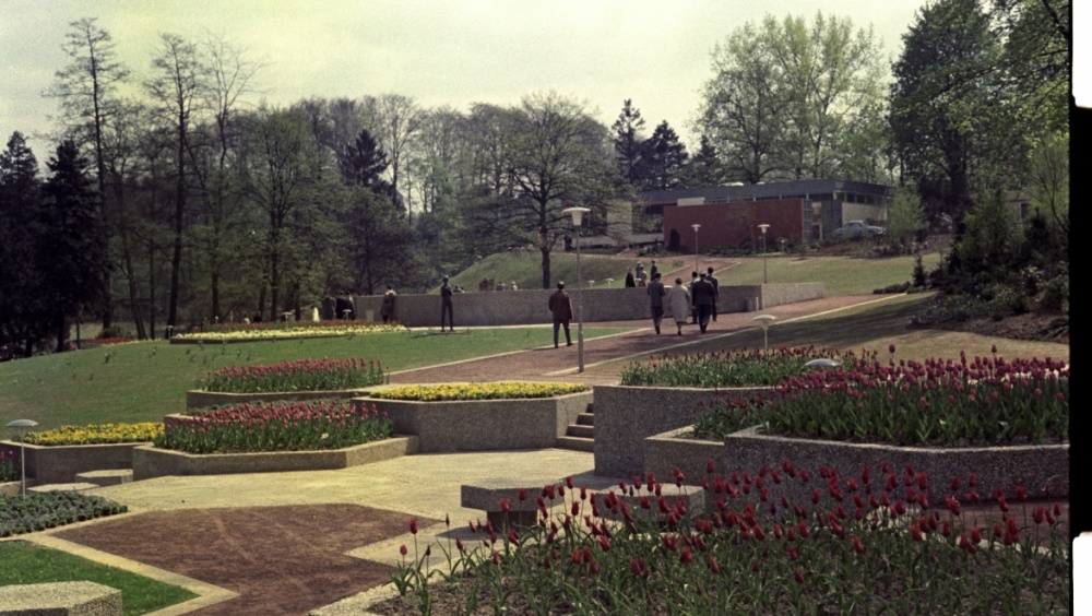 Die für die 1960er Jahre typischen streng geometrischen Waschbetonblumenbeete Die für die 1960er Jahre typischen streng geometrischen Waschbetonblumenbeete