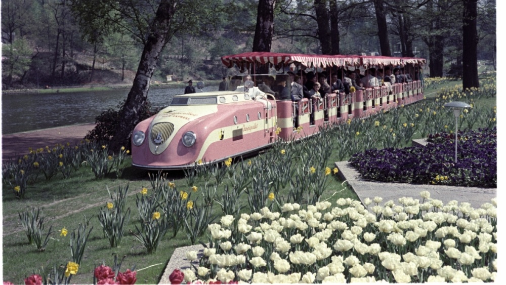 Die Kleinbahn - Eine der bis heute beliebten großen Attraktionen der deutsch-Französischen Gartenschau war die Kleinbahn: eine rosafarbene, eine himmelblaue und eine gelbe Bahn fuhren die Gäste durch den Park. Ein- und Aussteigen konnte man am Nord- oder Die Kleinbahn im DFG