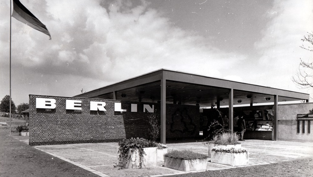 Der Pavillon Berlin - Direkt am Südeingang errichtete man den heute nur noch rudimentär erhaltenen Pavillon Berlin. Mit ihm wollte man an die Teilung Berlins und Deutschlands erinnern. In einem Garten der Freundschaft schien dies den Veranstaltern besonde Der Pavillon Berlin