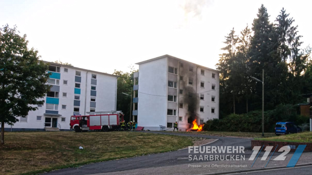 Brand von Unrat an Gebäude Brand von Unrat an Gebäude