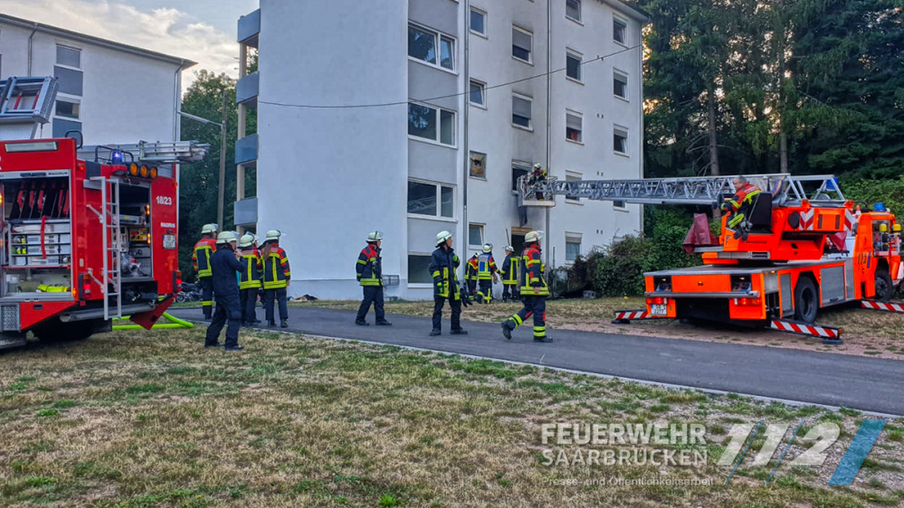 Brand von Unrat an Gebäude Brand von Unrat an Gebäude
