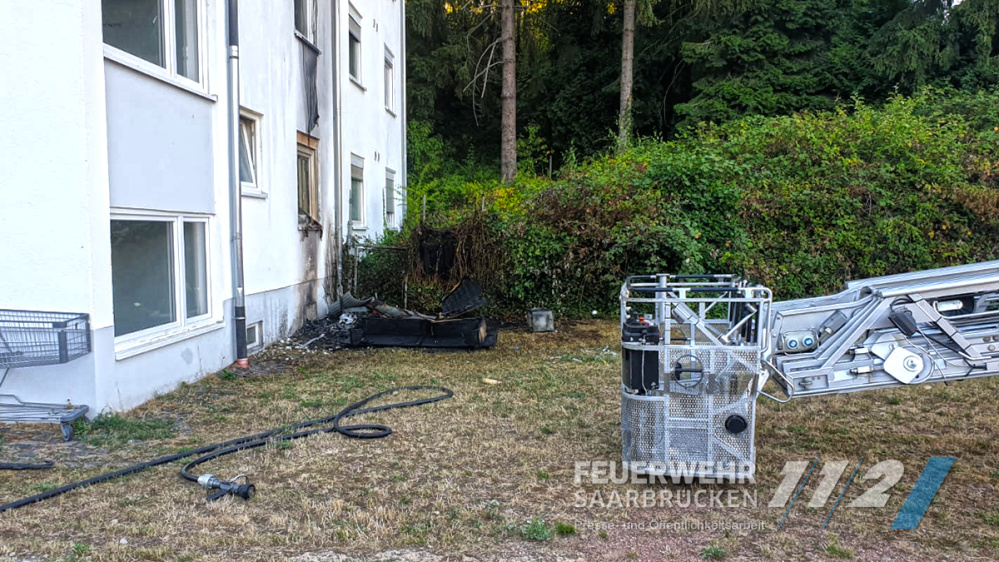 Brand von Unrat an Gebäude Brand von Unrat an Gebäude