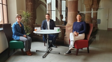 OB Conradt mit den Jungen Botschafterinnen Esther Amilien (l.) und Alexia Theißen-Achille (r.) aus Nantes und Saarbrücken Image