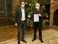 Verleihung der Bürgermedaille 2020: OB Conradt und Rudolf Kraus (v.l.) OB Conradt und Rudolf Kraus mit Urkunde und Bürgermdaille vor dem Weihnachtsbaum im Rathausfestsaal